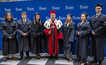 Rektor Politechniki Rzeszowskiej, Prof. P. Koszelnik w otoczeniu studentów i doktorantów,
